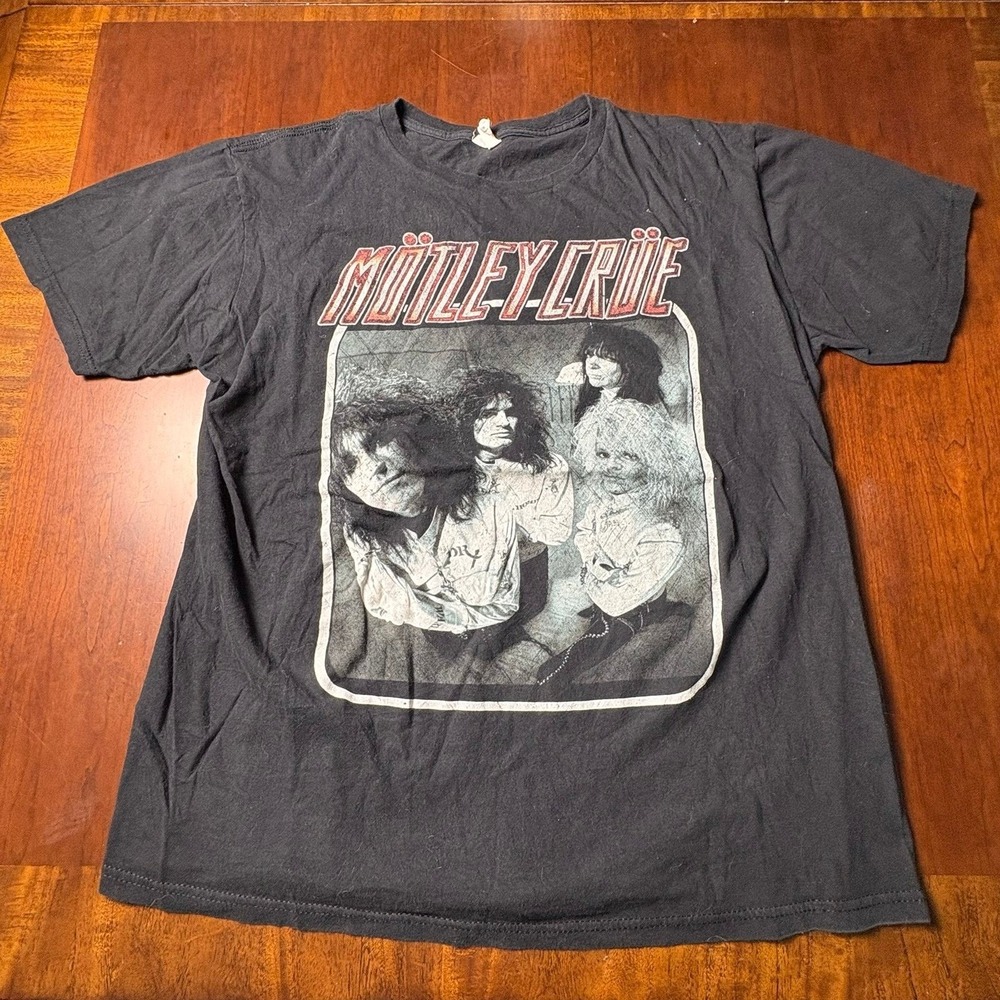 Motley Crue Band Photo Black T-Shirt XL Bay Island Glam Metal Rock Tee 21x27